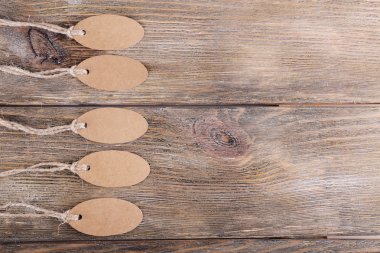 ahşap zemin üzerinde kahverengi Etiketler