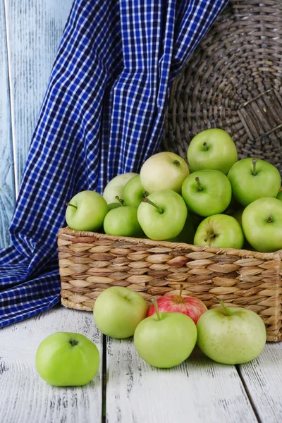 Спелые яблоки в корзине на столе крупным планом — стоковое фото