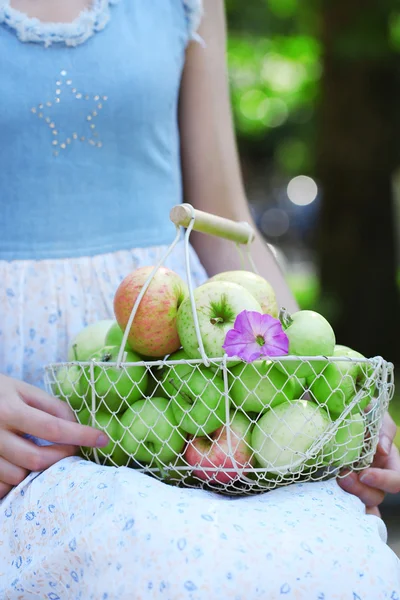 Meisje mand met appelen buiten bedrijf — Stockfoto