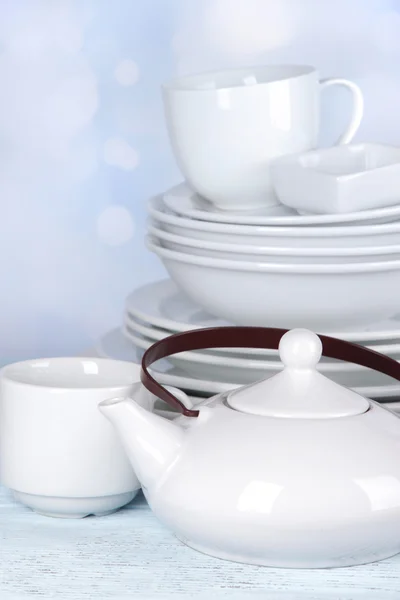 Valkoiset astiat ja keittiövälineet, kevyellä pohjalla — kuvapankkivalokuva
