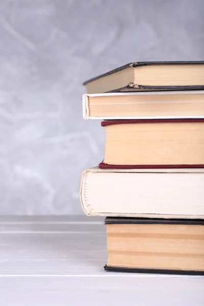 Livros sobre mesa de madeira no fundo claro — Fotografia de Stock