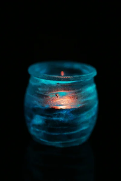 Candeliere dipinto vernice fluorescente isolato su nero — Foto Stock