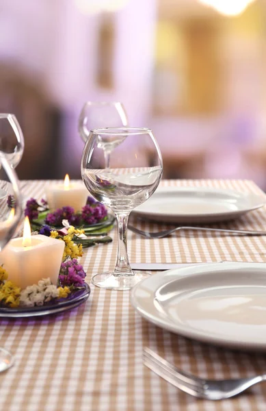 Tischdecken im Restaurant — Stockfoto