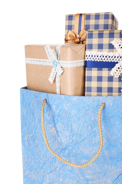 Geschenkboxen in Papiertüte isoliert auf weiß — Stockfoto