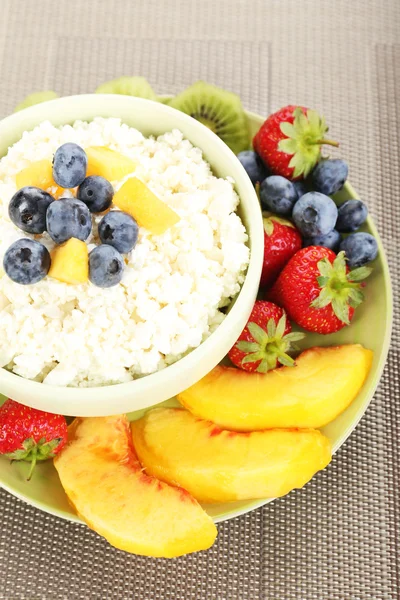 El requesón con las frutas y las bayas en la escudilla a la mesa — Foto de Stock