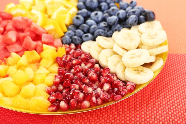 Frutta affettata sul piatto sul tavolo — Foto Stock