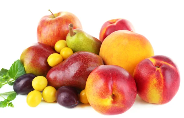 Verschiedene Beeren und Früchte isoliert auf weiß — Stockfoto
