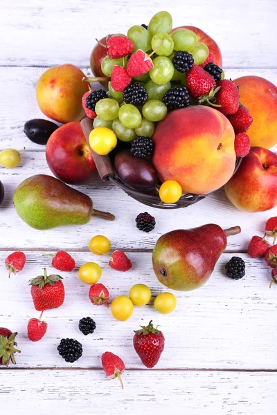 Distintas bayas y frutas en primer plano de mesa de madera — Foto de Stock