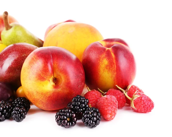 Különböző bogyók és gyümölcsök elszigetelt fehér — Stock Fotó