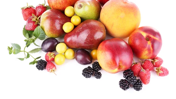 Bacche e frutti diversi isolati su bianco — Foto Stock