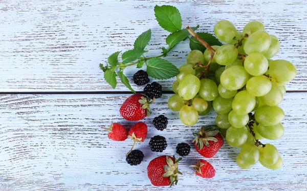 Różne owoce i winogron na drewniany stół szczegół — Zdjęcie stockowe
