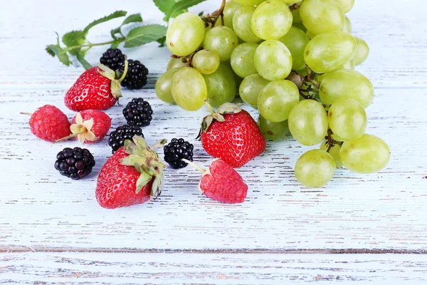 不同的莓果和葡萄在木桌特写 — 图库照片