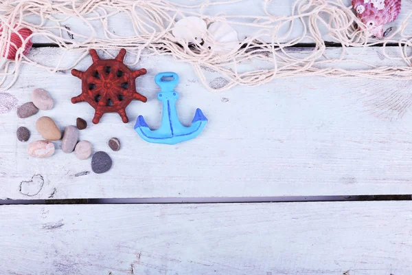 Deniz kabuklarını yakın çekim mavi ahşap masa dekoru — Stok fotoğraf