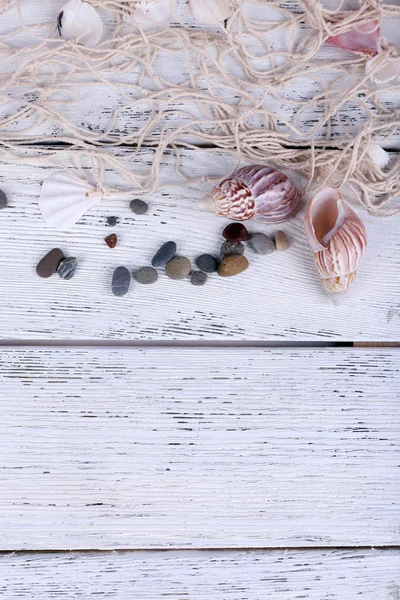 Decoração de conchas close-up em mesa de madeira azul — Fotografia de Stock