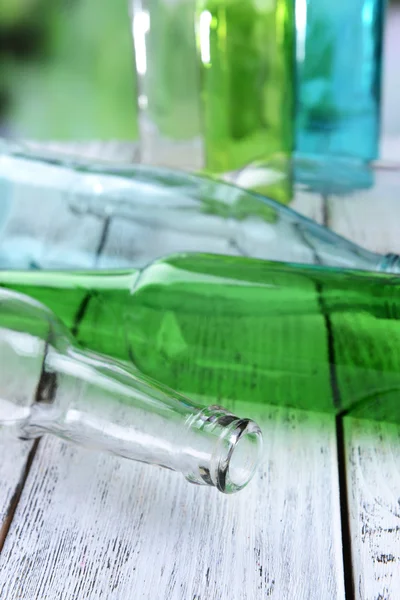 Пустые стеклянные бутылки на столе крупным планом — стоковое фото