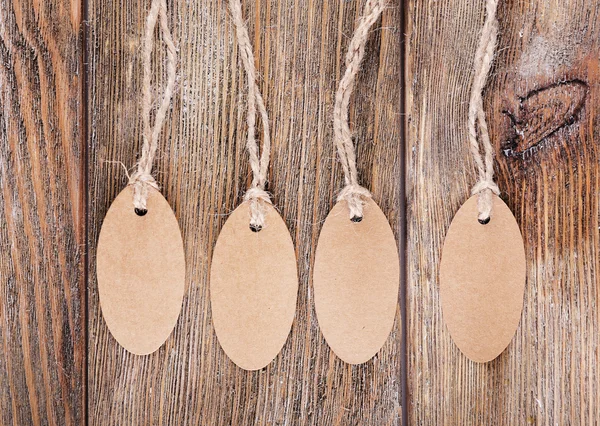 Etiquetas marrones sobre fondo de madera — Foto de Stock