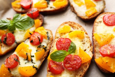 lezzetli Pan, eski ahşap masa üstünde domates bruschetta