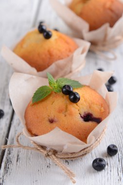 Tablo yakın çekim üzerinde yaban mersini ile lezzetli kekler