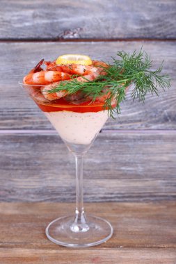 bir kadehi ahşap zemin üzerine dereotu ile taze haşlanmış karides