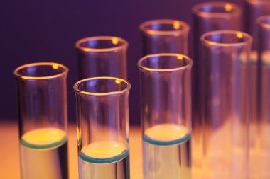 test tüpleri koyu arka plan üzerine sıvı ile