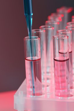 test tüpleri koyu arka plan üzerine sıvı ile