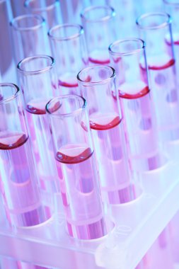 Lila sıvı closeup ile test tüpleri