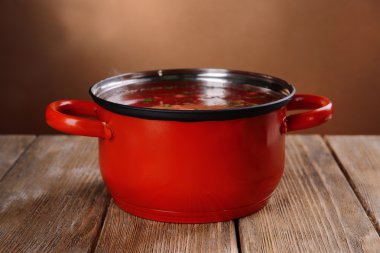 tablo üzerinde kahverengi zemin Buhar ile pot pişirme