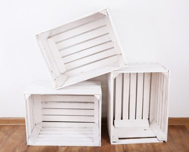 Oda boş tahta kasalarda