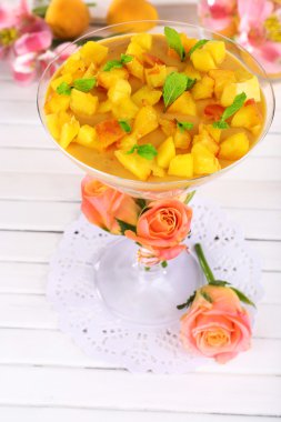 cam masa yakın çekim olarak kayısı tatlısı