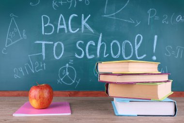 masada tahta zemin üzerine okul malzemeleri