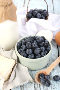 taze yaban mersini ve süt ürünleri ahşap tablo