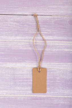 Mor ahşap zemin üzerinde boş etiket