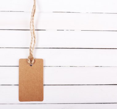Beyaz ahşap zemin üzerinde boş etiket