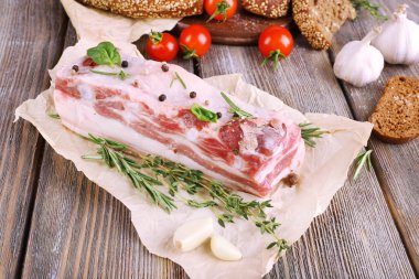 ham pastırma ile ekmek ve baharat ahşap tablo