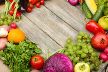 Taze organik sebzeler ve ahşap arka planda meyveler ile yaz çerçevesi