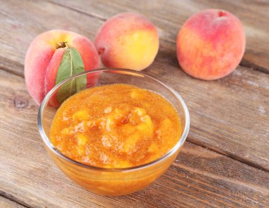 ahşap masa üzerinde taze şeftali ile lezzetli şeftali reçeli