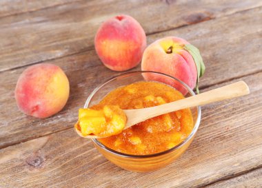 ahşap masa üzerinde taze şeftali ile lezzetli şeftali reçeli