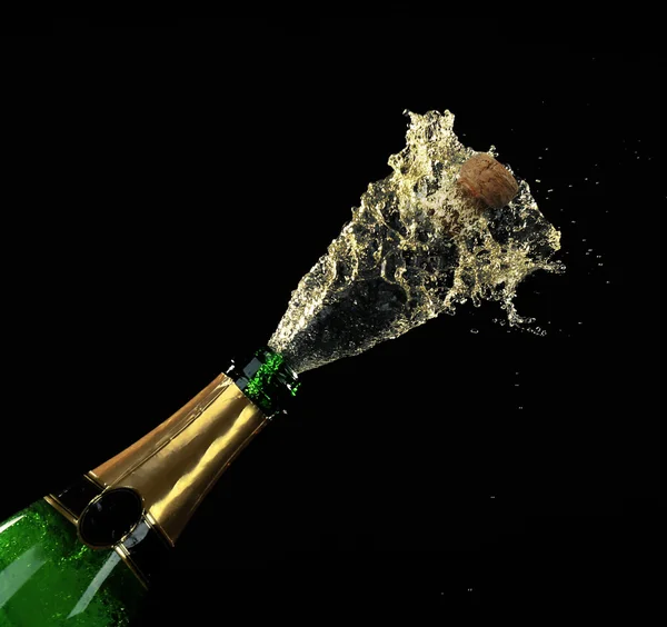 Champagne spettert op zwarte achtergrond — Stockfoto