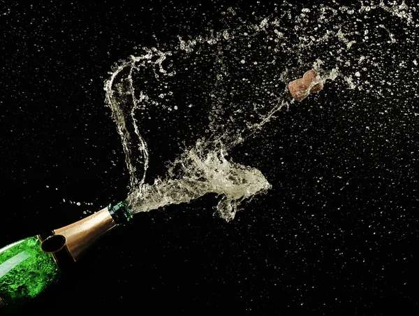 Šampaňské stříkance na černém pozadí — Stock fotografie