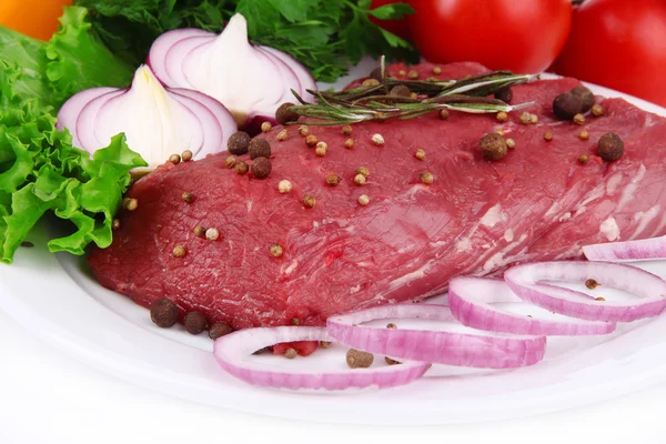Raw beef meat with vegetables on plate close up — Stock Photo, Image