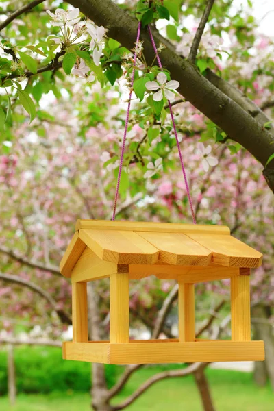 Birdhouse in legno in giardino — Foto Stock