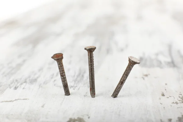 Nägel im Holzbrett — Stockfoto