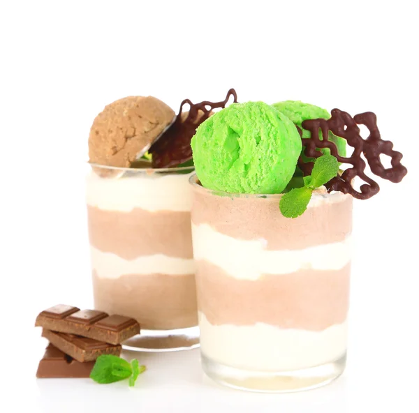 Mousse de chocolate saboroso com sorvete, isolado em branco — Fotografia de Stock
