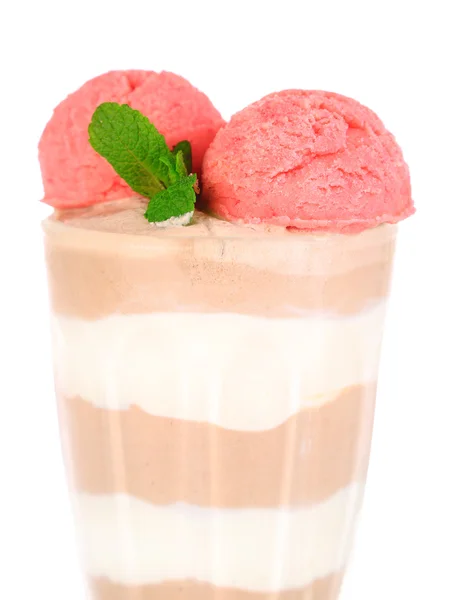 Savoureuse mousse au chocolat avec sorbet, isolée sur du blanc — Photo