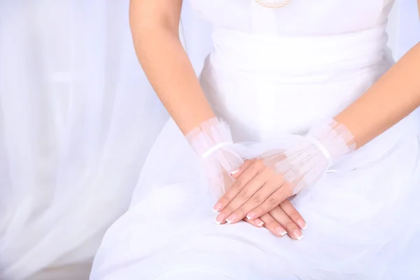 Bröllop handskar på brud — Stockfoto