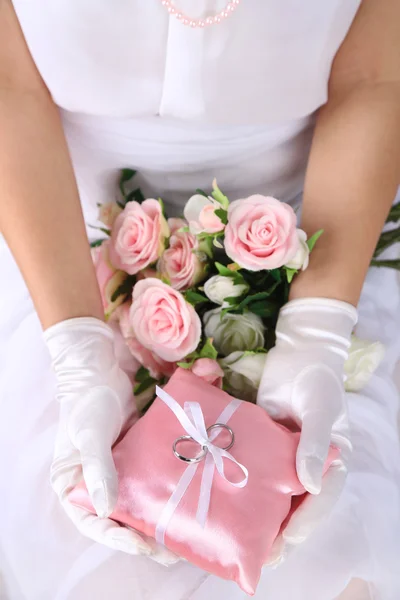 Mariée avec bouquet de mariage — Photo