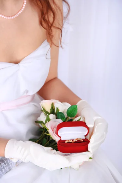 Sposa in guanti tenendo bouquet da sposa — Foto Stock