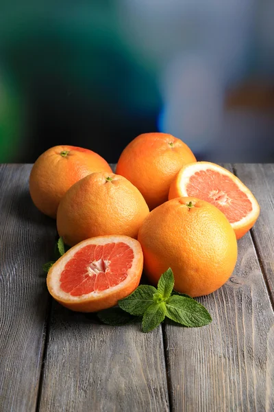 Mogen grapefrukt på träplatta, på ljus bakgrund — Stockfoto