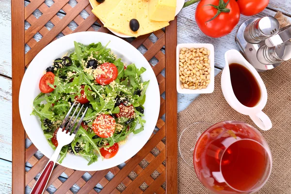 Ensalada fresca con rúcula, de cerca — Foto de Stock