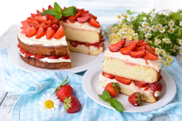 Délicieux gâteau aux biscuits aux fraises sur table close-up — Photo